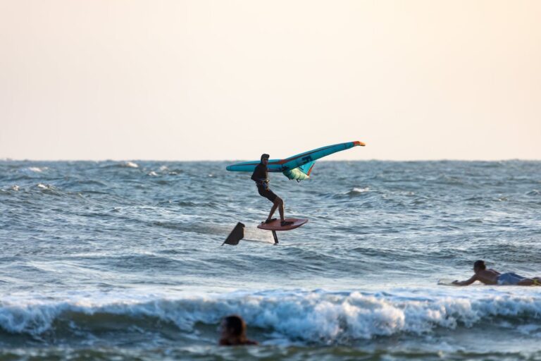 people wingsurfing and surfboarding 768x512