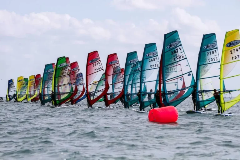 Windsurfing Racing 768x512